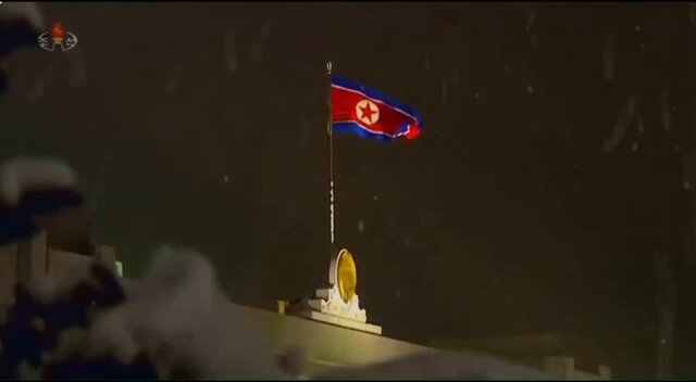 🇰🇵 LOL… The Russians showed a Korean propaganda video of North Korean soldiers going to their deaths with a portrait of "leader" Kim Jong-un.