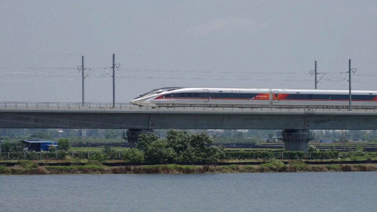 China muestra en movimiento al tren más rápido del mundo El CR450, el tren más rápido del planeta, ha iniciado pruebas en China, alcanzando 453 km/h.