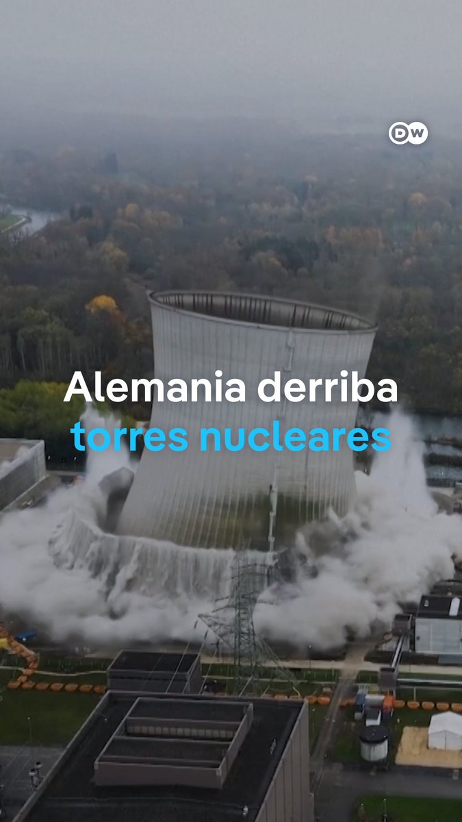 Alemania se despide de dos gigantes torres de refrigeración de la central de Gundremmingen La demolición en Baviera marca otro paso hacia el abandono de la energía atómica y reaviva el debate sobre el futuro de este tipo de centrales en el país. /pl