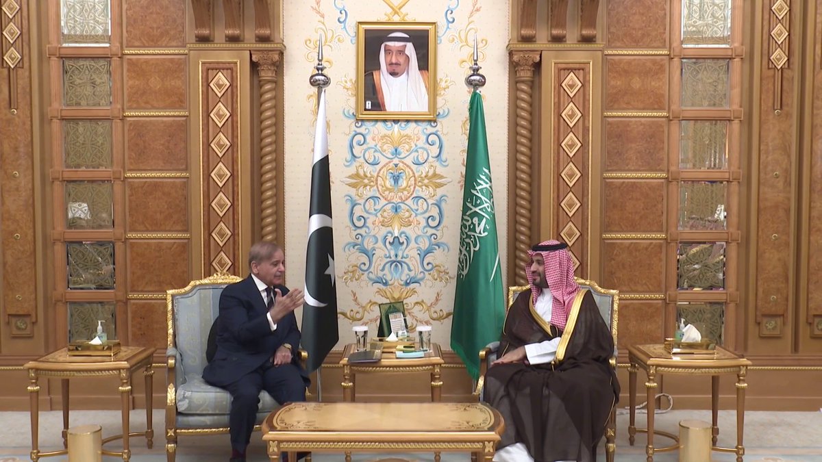 🚨🚨🚨🚨🚨 #ولي_العهد_السعودي يلتقي رئيس وزراء باكستان وذلك على هامش انعقاد مؤتمر #مبادرة_مستقبل_الاستثمار