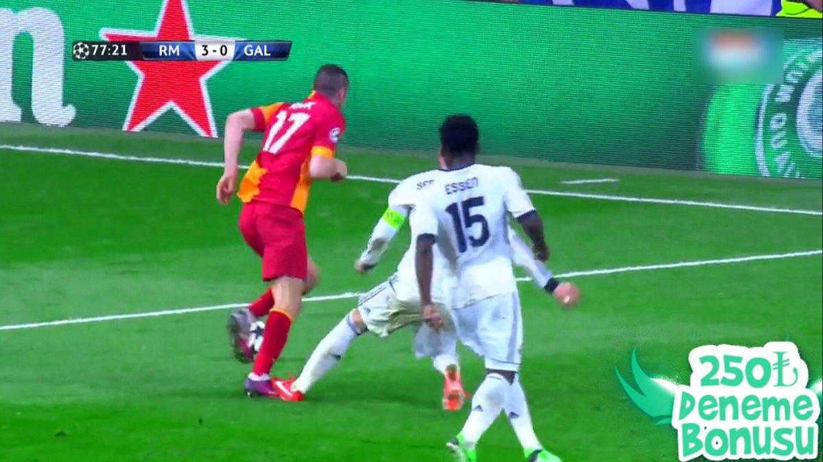 Dünyanın en karaktersiz futbolcusu Sergio Ramos, Burak Yılmaz'ın ayağına basıyor, hakem sarı kartı Burak'a gösteriyor.