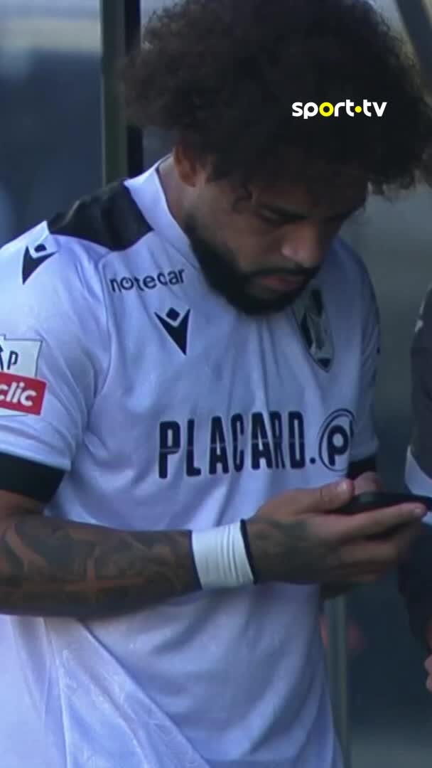 Telmo Arcanjo ao telemóvel antes de entrar em campo. Isto é Tugão em estado puro. ❤️