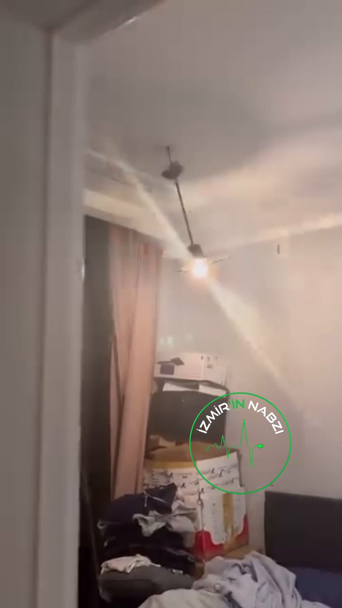 İzmir’de deprem anı böyle kaydedildi.