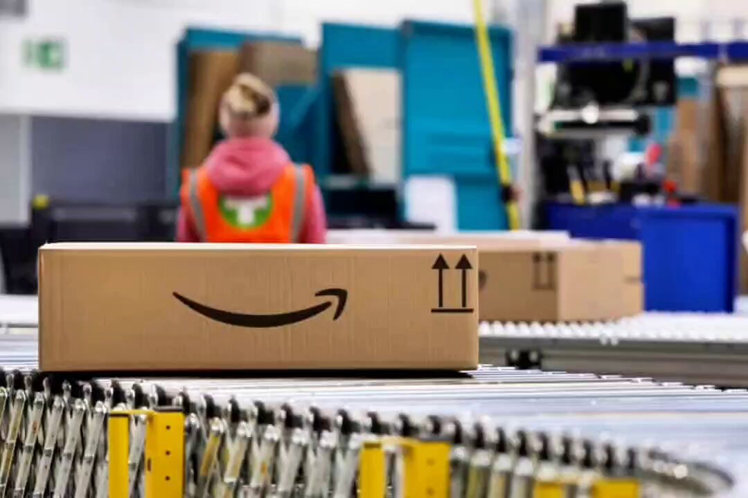 ‼️🇺🇸: It has begun. Amazon to lay of 30,000 employees TOMORROW, with 600,000 total in the next year announced. 👀 This plus the shutdown affecting benefits won't cause problems, right? 🤔