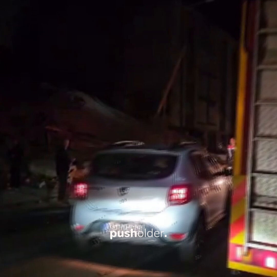 Balıkesir'deki 6.1 büyüklüğündeki depremde bir bina yıkıldı.