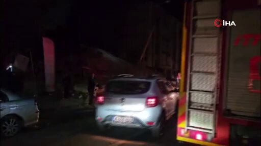 Balıkesir Sındırgı'da depremler: Çevre illerden de hissedildi Bir binanın yıkıldığı görüntülere yansıdı