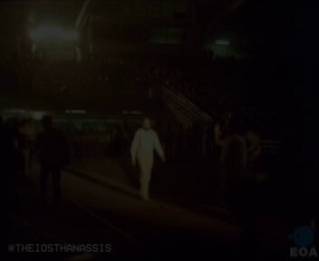 19 Σεπτεμβρίου 1983. Ο Διονύσης Σαββόπουλος στην πρώτη συναυλία που έγινε ποτέ στο ΟΑΚΑ. Έψαξα στο ΕΟΑ για ντοκουμέντα από αυτό το υπερθέαμα. Εδώ μόνταρα μερικά σκόρπια πλάνα που βρήκα (χωρίς ήχο) με το ιστορικό... αερόστατο που περιελάμβανε η Σαββοπουλική εξτραβαγκάντζα. 1/3
