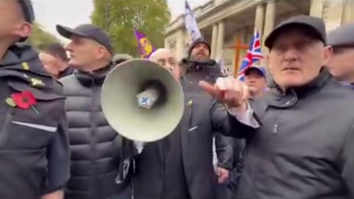 The state of Tenconi and his incel toothless simpletons. Demanding the police arrest someone for being a member of 'Stand up to racism'. Daft twats.