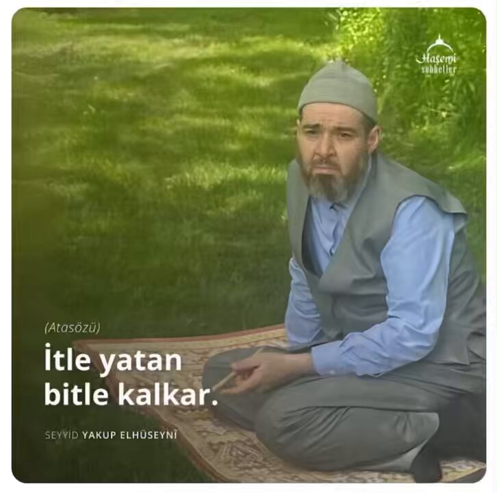 Mesele’nin aslı; Ne ADANA, ne ÇORUM, ne YENİDOĞAN… ASIL MESELE; Şeriat’a göre ne olması gerektiği. Çünkü asıl mesele de USULE UYGUN hareket edilmediği sürece; Dün Çorum’da, bugün Yenidoğan’da olan; Yarın Aydın’da, öbür gün Menzil’de de olur, olayların ardı arkası bitmez. Çünkü her iki tarafın sofileri de sorsan; bu yaptıklarını davalarına sahip çıkma niyeti ile yapmaktalar… O yüzden SOFİLERİ KARŞI KARŞIYA getiren asıl mesele çözüme kavuşmalı. Yani; KİM GERÇEKTEN MÜCADELESİNDE HAKLI, Kim GERÇEKTEN MEŞRU ZEMİN’de !? Sofiler buna odaklanmalı… Ben tarafı olduğumunkini söyleyeyim; Bizim meşru zeminimiz ŞERİAT. Kanıtı da şu ki; Sürecin başında her tarafın temsilci gönderdiği MOLLALARDAN OLUŞAN HEYET’in ESAH GÖRÜŞ’üne göre bizim zeminimiz meşru. Ama S.Saki bu görüşü kabul etmedi. Sonra Rahmetli Gavsımızın (ks) Halifeleri, Ş.Molla Nezir Hz. başkanlığında ŞER’i HAKEM HEYETİ kurdu. Ş.S.Muhammed Fettah Hz. (ks) ile Ş.S.Muhammed Mübarek Hz. (ks) KOŞULSUZ ŞARTSIZ bu heyete yetki verdi. Hani bir tabir var ya; “Abdestinden şüphesi olmayanın, namazından şüphesi olmaz.” Şart sunmadılar, yetkiyi geri almadılar. Ancak; S.Saki ise çokça şart sunup yetkiyi vermekten kaçınsa da, görüşmenin kamera önlerinde olmasındaki ısrarından sebep daha fazla direnemedi ve yetkiyi vermek durumunda kaldı. Ama üzerinden birkaç gün geçmeden verdiği yetkiyi geri aldı. HEYET’i çalışamaz hale getirdi. Gerisi bildiğiniz gibi; ▶️ Dergahlarda kilit kırmalar, mal kaçırmalar, ▶️ Menzilde, Kasrikte taşlı sopalı kavgalar, ▶️ Havalimanında Semerkand Vakfı yetkililerine saldırı, ▶️ Sosyal Medyada itibar suikastleri, milletin karısını kızını ifşalar, ▶️ Protestolar, Eylemler, Küfürler, darplar ▶️ Ve son olarakta silahla adam yaralamalar… Şimdi dergah dergah olayları konuşsak, kim hakkı kim haksız kişi kişi bakacak olsak; Belki aylarca konuşmak gerekir. O yüzden olaylara değil meselenin temeline bakmak lazım ve ONA GÖRE TARAF OLMAK LAZIM, VEBALİ ONA GÖRE YÜKLENMEK LAZIM… Dediğim gibi bizim meşru zemin ŞERİAT !!! Sizin MEŞRU ZEMİN’iniz nedir !? Şeriatsa; Ahmet Şahin’in de imzaladığı Mollarından Oluşan Heyetin açıkladığı Esah Görüşü neden kabul etmediniz? Ş.Molla Nezir Hz. başkanlığındaki Şer’i Hakem Heyeti’ne zoraki verdiğiniz yetkiyi neden geri aldınız? Hiç bir şer’i çözüme yanaşmadınız. Meşru Zemin’iniz; şeriat değil bu kesin. Meşru zemininiz; Kitaplarda geçmeyen Mevkufun Aleyh görüşünüz ise; Avrupa’da azınlık olduğunuz halde Dergahları, Medreseleri ÇOĞUNLUK’un yönetimine neden bırakmadınız? Neden Semerkand Vakfı’na ait kurumları Hiristiyan Avrupa Mahkemeleri’ne şikayet ettiniz? Aşağıda S.Yakup’un ses kaydı mevcut. Demiyor ki: “Mevkufun Aleyh görüşümüze göre Avrupa’daki Dergahlar onların hakkı.“ Diyor ki: “Babam da diyor ki, Onlarda kalacağına Devlette (Hristiyan Almanya Devleti) kalsın daha iyidir.“ Meşru Zemin’iniz; kitaplarda geçmeyen ÇOĞUNLUK’un YÖNETİMİ de değil bu kesin. Meşru zemininiz Medeni Kanunsa; Çorum’da Mahkeme kararı olmasına rağmen Dergahı işgal ettiniz, 13 kişi 1 sofiye saldırıp, küfürler edip mahkeme kararını da tanımadınız… Meşru Zemin’iniz Ülkemiz Kanunları da değil bu kesin. E o zaman ALLAH AŞKINA: Sizin MEŞRU ZEMİN’iniz nedir !? Önce bunu netleştirmek gerekir. Aksi halde; Şerhendilerin hiçbir çözüm yoluna yaklaşmaması yüzünden daha çok sofi zarar görebilir HAFAZANALLAH… Ve Serhendi’ye Gönül Verenler, BİR DÜŞÜNÜN, Sizin görüşünüz ne, sizin meşru zemininiz ne !? Eğer MEŞRU SANDIĞINIZ MEŞRU DEĞİLSE, bu Kapı’nın bugün bu hale gelmesinden sorumlusunuz haberiniz olsun… BU VEBALİN ALTINDA KALMAMAK İÇİN SORGULAYIN; MEŞRU ZEMİNİNİZ NE !?