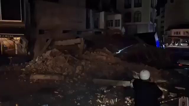 🚨BALIKESİR’DEN KORKUTAN GÖRÜNTÜLER! 6,1 lik #deprem in ardından Balıkesir Sındırgı’da yıkılan binalar var. Arama kurtarma çalışmaları başlatıldı