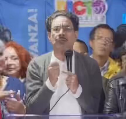 Este cobarde no quiere que le pregunten sobre su cercanía con las FARC. La única valentía que tiene es para ofrecerle beneficios a presos para que hablen mal de Uribe!