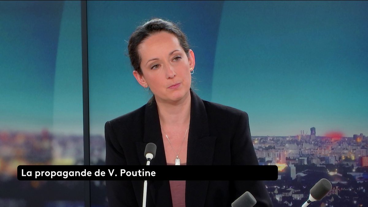 🗣️ "La propagande, c'est lorsque les récepteurs de la propagande [...] s'en font les vecteurs", selon Elena Volochine. La journaliste a remporté le prix Albert-Londres du livre, pour "Propagande : l’arme de guerre de Vladimir Poutine". Loïc de La Mornais #SurLeTerrain #Canal16
