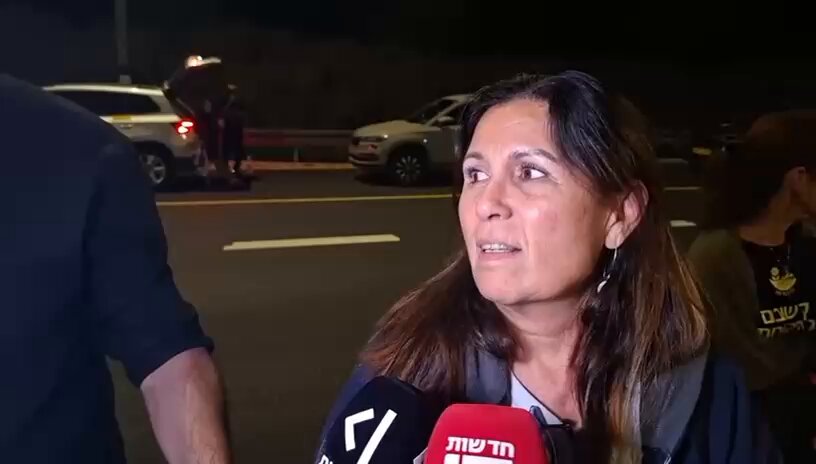 יעל אדר, אמו של תמיר אדר שארונו הוחזר לפני 6 ימים בפעימה האחרונה, הגיעה לחלוק כבוד לחלל החטוף שיחלוף בכיכר נחל עוז: "אני יודעת כמה התרגשתי כשקיבלו את השיירה כשתמיר הגיע, וכשגיליתי בדיעבד שזה הוא. הבנתי שזה המעט שאני יכולה לעשות בשביל האחרים. אני אהיה פה עד החטוף האחרון. אני לצידן של המשפחות" Itsik Zuarets איציק זוארץ