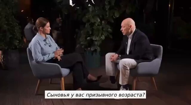 Лысый гондон, призывающий жителей Украины подыхать в окопах, рассказывает, почему его сыновья не на фронте и даже не в стране. "Один — американец, один в Америке живет, а третий - хворый". Так что за всех троих "на мясо" отправится Тарас.