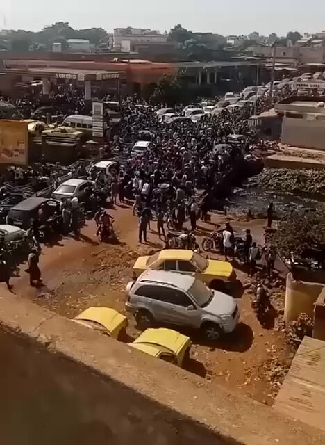 تعليق الدراسة في #مالي 🇲🇱نتيجة ندرة الوقود وشلل حركة النقل سياسات طغمة الانقلابيين في باماكو تحول حياة الشعب المالي الى جحيم . للإشارة : #الجزائر وفي قرار سيادي شددت الرقابة على النقاط الحدودية ومنعت عمليات التهريب وقطعت امدادات #الوقود عبر القنوات الرسمية التجارية