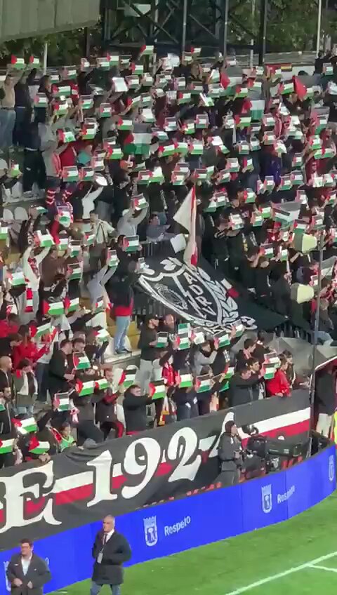 La afición antifascista del Rayo Vallecano ha llenado de banderas en solidaridad con el pueblo de Palestina el fondo de los Bukaneros. Muy grandes.