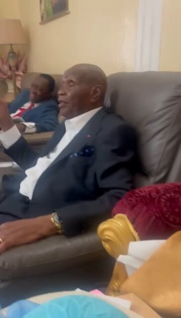 Le monsieur ici, c’est le président du Conseil constitutionnel.Celui-là même qui a déclaré le vainqueur de l’élection présidentielle. Et le voilà dans les réjouissances. Toi quoi, le père ? Ça boit du champagne, ça rigole à gorges déployées, ça se filme, pendant que des jeunes meurent dans la rue. Aucune décence, aucune pitié. Même pas de faux semblant. Le pays brûle et vous vous trinquez. Yes ! Qu’avons-nous fait de mal à nos grands-parents pour hériter de tant d’indifférence ? En tout cas… « Ayop ».