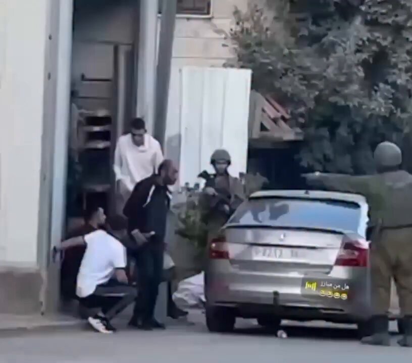 اعتدى جندي إسرائيلي على شاب من ذوي الاحتياجات الخاصة واعتقله، وهاجم آخرين بسبب تجمعهم في بلدة بيت أمر شمال الخليل في الضفة الغربية. الضمّ الإسرائيلي للضفة الغربية على أرض الواقع يسير في مسارٍ تصاعدي تحت غطاء الحكم العسكري