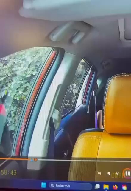 🇧🇪 Belgique : Hier, un automobiliste en visite à son père dans un hôpital de Bruxelles a retrouvé sa voiture vandalisée sur le Parking. Malgré le paiement du stationnement, les vitres ont été brisées et le GPS volé. La dashcam du véhicule a filmé l’auteur du vol…
