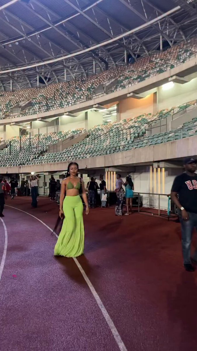 This girl nearly collect Davido show yesterday 🌚😂😂🥱