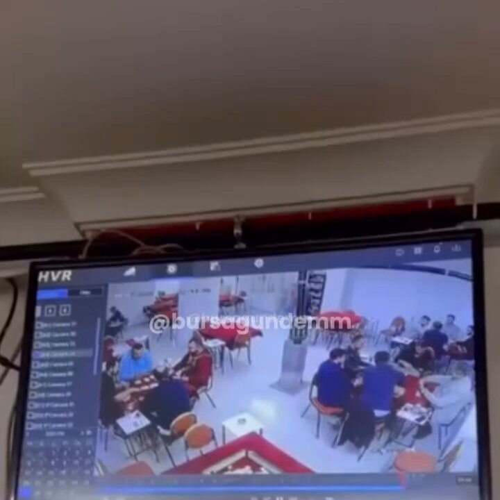 Bursa’da 4 arkadaş, deprem anında herkes kaçarken okey oynamaya devam etti.