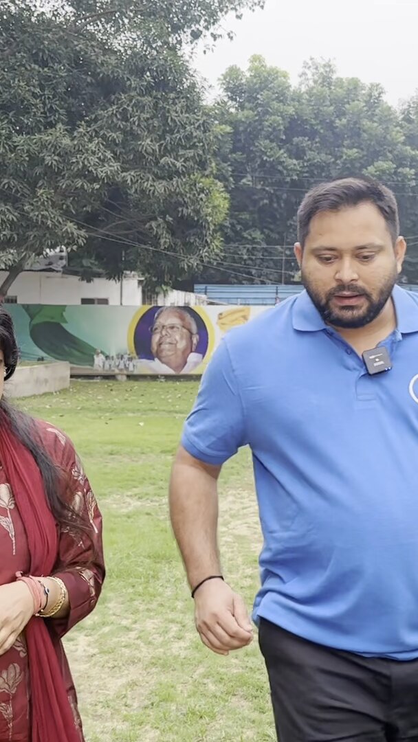 अब रील ही असल सवाल है...रील ही रोजगार है..Nda ने देश को रील बनाने लायक बना दिया है...देश बदल रहा है..आधा रील बना रहा है..आधा रील देख रहा है..और प्रधानमंत्री इस बदलाव पर प्रफुल्लित हो रहे हैं..इसे उपलब्धि बता रहे हैं... अगर रील प्रधानमंत्री की इतनी बड़ी रोजगार गारंटी योजना है तो फिर किसी भाजपा मंत्री का लड़का पत्थर पर..पहाड़ पर..रेलवे ट्रैक पर..हाईवे पर रील बनाता हुआ क्यों नहीं दिखाई दे रहा है..रील की आड़ में देश को मूर्ख बनाया जा रहा है..नाकामी छिपाई जा रही है.. #BiharElection2025 Tejashwi Yadav