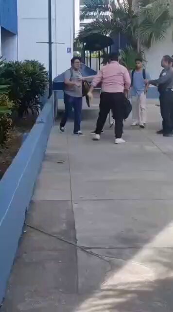 🚨 CAPTAN PELEA ENTRE ESTUDIANTES DE UNIVERSIDAD PRIVADA EN SAN SALVADOR En redes sociales circula un video donde se observa a varios jóvenes de una universidad privada de San Salvador en plena pelea a golpes y hasta patadas dentro del campus. En un fragmento del video se observa cuando los vigilantes intentan intervenir en medio de la pelea, mientras que uno de los individuos termina en el suelo al ser sometido para evitar que la pelea continuara. 📹 Cortesía.