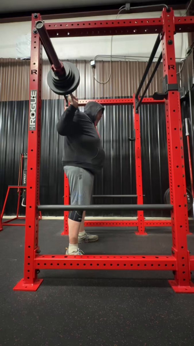 Last set of squats from Sunday’s workout. This was my 2nd full week of the Starting Strength NLP. I feel like my form is getting better, keep in mind I’m currently 364lbs and have been out of the gym since July 2024. Felt amazing after this workout. 🔥🔥