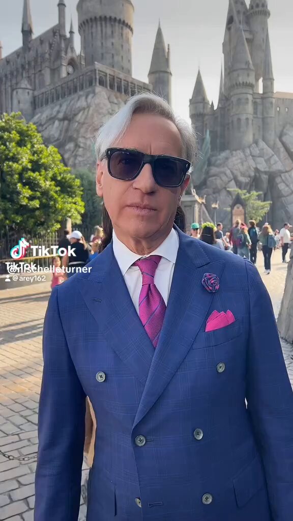 🎥 | Hollywood icon &amp; movie/show director Paul Feig (known for “The Office”, “Bridesmaids” &amp; “Ghostbusters”) joins in on the Nicki Minaj “Beez in the Trap x Whats Up” Tiktok trend.