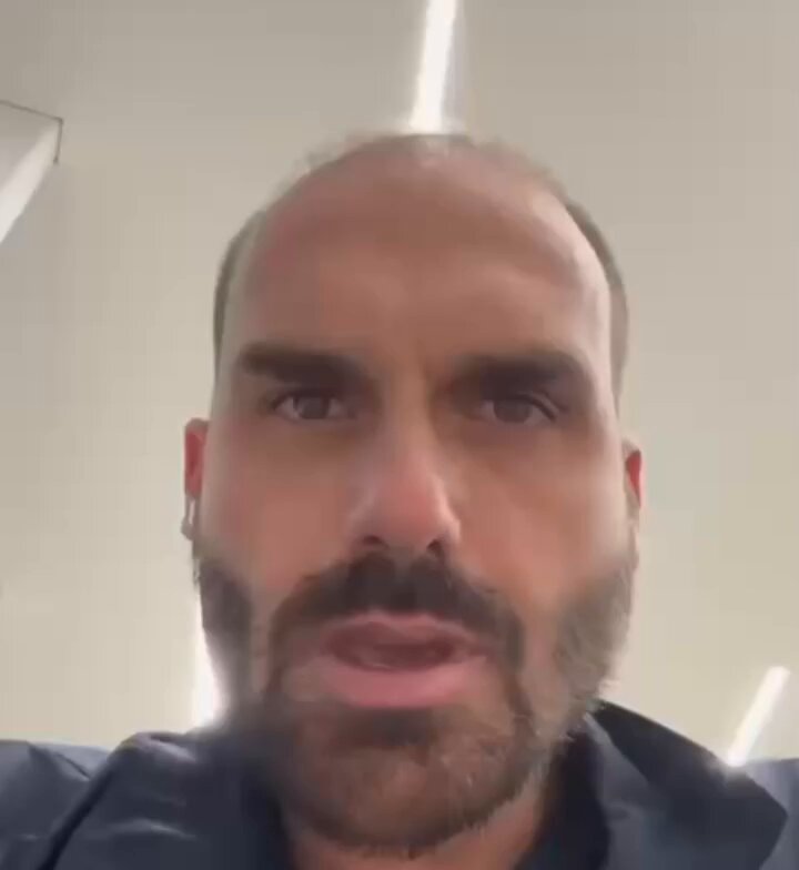 O Eduardo Bolsonaro apareceu, completamente transtornado e com lágrimas nos olhos, negando que haverá qualquer tipo de acordo entre Lula e Donald Trump. Deixem a risada pra ele!