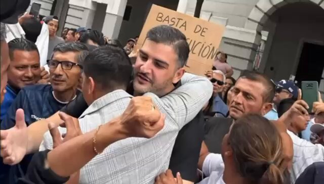 ¡ 🚨Caso Porsche ! Para que no se excusen de que no les llegó nada a sus correos, acudí personalmente, junto a valientes ciudadanos de Guayaquil, a la Fiscalía del #Guayas, para solicitar formalmente la comparecencia del fiscal provincial, a la Comisión de Garantías Constitucionales, este martes 28 de octubre, en Quito, a las 15h00, para que explique a esta Comisión y a todos los ecuatorianos, especialmente a los guayaquileños, sobre las investigaciones y decisiones tomadas en torno al atentado con bomba ocurrido el pasado 4 de junio, en La Bahía de Guayaquil. Qué sepan los guayaquileños que no están solos, que en este país de impunidad en el que quieren convertirnos, lucharemos con todas nuestras fuerzas por conocer la verdad.