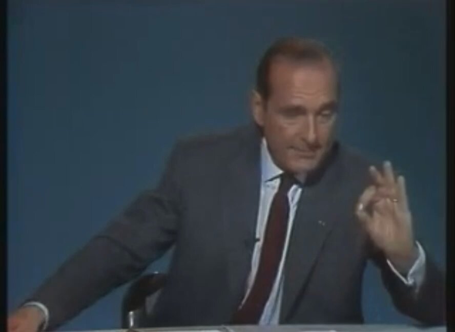 Octobre 1985: Laurent Fabius, traité de roquet par Jacques Chirac, perd son sang-froid et a la pire des réactions possibles, tant du point de vue verbal que gestuel. Quand ça veut pas…