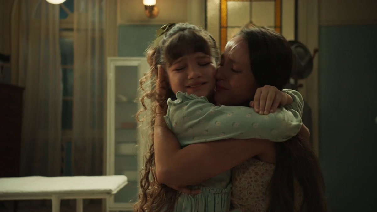 "Sou sua mãe." "Você nao é minha mãe." Larissa Manoela impecável demonstrando toda a força dramática desse sentimento da Estela pela Anabela. #EtaMundoMelhor