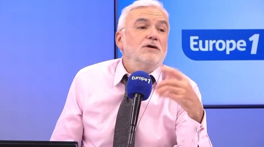 🇫🇷⛓️ INFO Pascal Praud revient sur les conditions de détention difficiles de l’ancien président Nicolas Sarkozy. « D’après les informations que nous avons, c’est évidemment très difficile, mais Nicolas Sarkozy tient le coup, il écrit 5-6 heures par jour, fait une heure de sport, sur la nourriture il ne tient pas à lui-même faire un steak haché ou que sais-je! »
