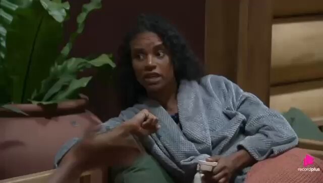 DIRETA E RETA! Durante a conversa, Kathy se irritou com o fato de Carol nunca entender o que ela quer dizer. Segundo Kathy, Carol a trata como uma “mosca morta” por ela não agir do mesmo jeito, mas ressaltou que cada um tem seu próprio estilo de jogo, e que Carol insiste em querer que todos pensem e ajam como ela. #TeamKathyMaravilha #AFazenda17