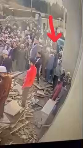 Bugüne kadar; TARİKAT-I NAKŞİBENDİYYE’nin MENZİL DÖNEMİ İKİYE AYRILIR. 1.’si ŞERHENDİLER’den ÖNCEKİ MENZİL Bu dönemde Menzil; ▶️ Nice kötü alışkanlıkları bırakanla, ▶️ Nice tövbe edenle, ▶️ Şeriatla, ▶️ Devlete sadık olmakla, ▶️ Seyidlere hürmetle, ▶️ Amele, İlme verdiği önemle, ▶️ Çeşit çeşit hizmetlerle, Ve daha nice güzelliklerle anılırdı. 2.’si ise ŞERHENDİ’den SONRAKİ MENZİL Bu dönemde Menzil, ▶️ Rahmetli Gavsımızın (ks) son 10 yılındaki hizmetlere atılan çamurla, ▶️ Evlatlarına, Vakıf’ına atılan iftiralarla, ▶️ Taşlanan sofilere, ▶️ Basılan dergahlarla, ▶️ Çıplak Kralla, Dabbetül Arsızla vb. ahlaksız şerhendi sosyal medya hesaplarıyla, ▶️ Sol medyadaki rezil haberlerle, ▶️ İfşa adı altında yapılan çirkinliklerle, ▶️ Adam dövmelerle, yaralamalarla, Ve daha nice çirkinlikle anılır oldu. İşte ŞERHENDİ GELİNCE BÖYLE OLDU… ALLAH (cc); Bizlere 3. dönemi ŞERHENDİLERİN TEKRAR YOK OLUP GİTTİĞİ DÖNEMİ görmeyi nasip eylesin. Tekrar Menzilimizi güzelliklerle anılır eylesin…