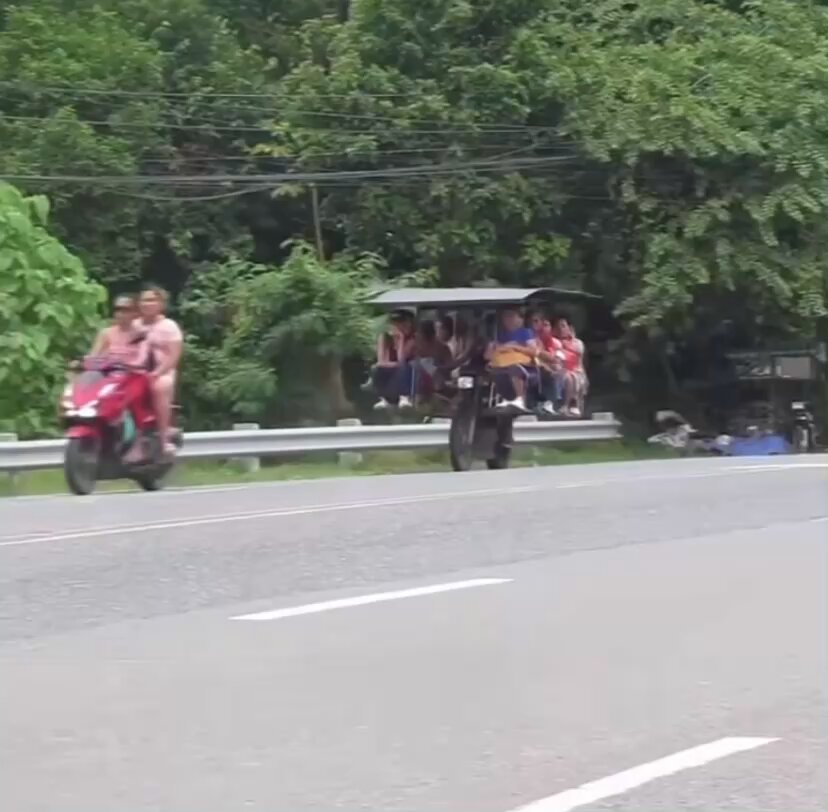 这车你敢坐吗？ 这急刹停的时候不会翻跟头吗🤣!