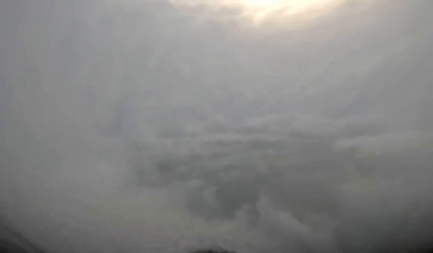 🇯🇲 Footage from inside the eye of Category 5 Hurricane Melissa.