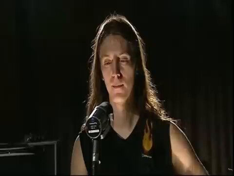 Vale que Rosalía es una Artistaza y eso jamás lo discutiré. Pero eso de que NI UN SOLO ARTISTA está haciendo esto… sacaros la cabeza del culo y aprended a ver un poco más allá. Porque hay grupos como Epica? con mi amor Simone Simons, que llevan haciendo esto más de 20 años.