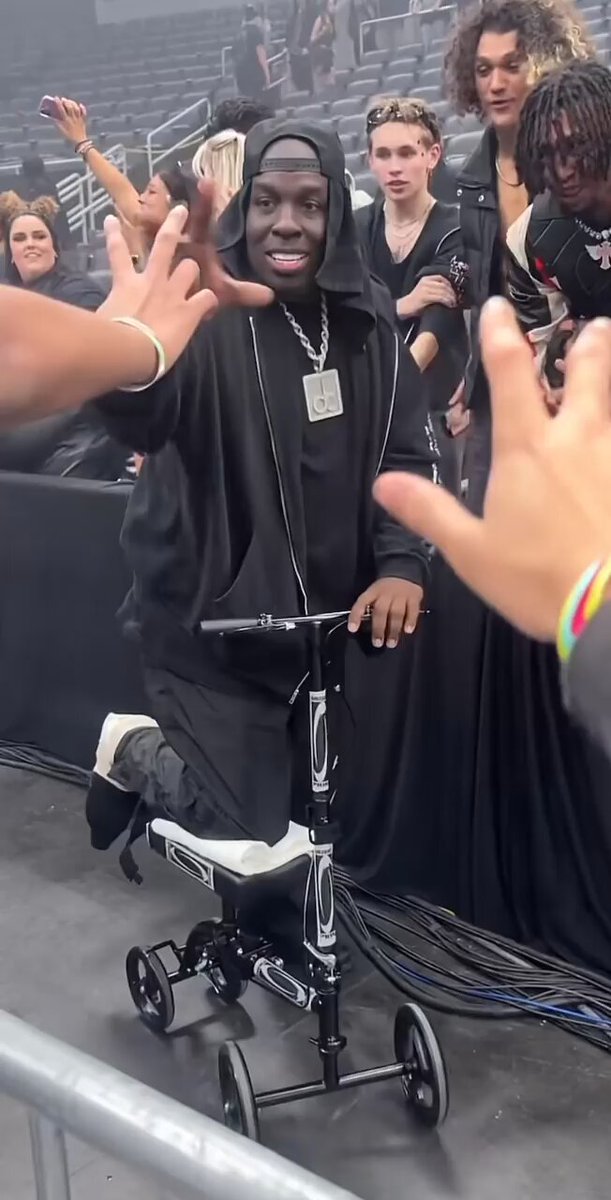 DJ Swamp Izzo showing love to fans on the Antagonist 2.0 tour after he broke his leg 🙏