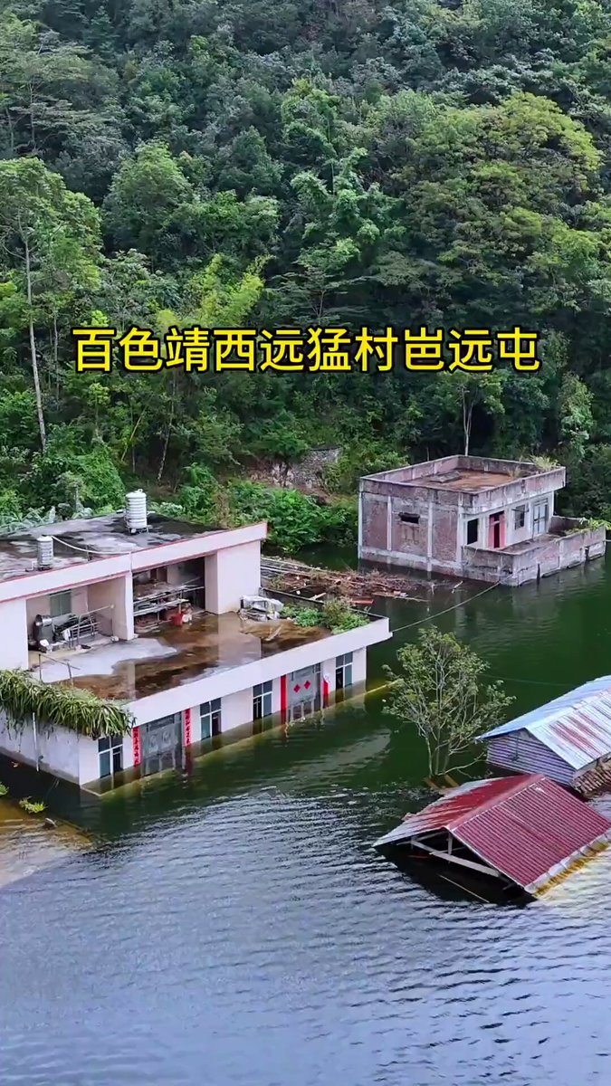 10月27日，广西，百色，洪水仍未退去，村民的房屋仍然被泡在水里。