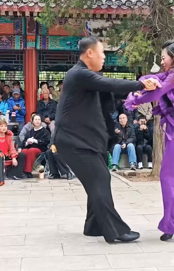 这就是年轻时候穿喇叭裤那波人，老了更邪乎