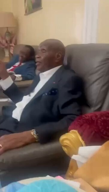 🚨🇨🇲 ALERTE INFO ! QUEL SCANDALE POUR LE PEUPLE CAMEROUNAIS 🤯 Clément Atangana, 84 ans, président du Conseil constitutionnel camerounais, a été filmé en train de LEVER UNE COUPE DE CHAMPAGNE pour CÉLÉBRER LA VICTOIRE de Paul Biya (92 ans) à la présidentielle (au pouvoir depuis 43 ans). 👉 C’EST CE MÊME MAGISTRAT QUI A OFFICIELLEMENT PROCLAMÉ LE CHEF DE L’ÉTAT VAINQUEUR DU SCRUTIN PLUS TÔT DANS LA JOURNÉE… Son opposant dénonce une "mascarade électorale", tandis que des manifestants pacifiques ont été tués par la police pour avoir contesté cette 8e réélection consécutive, selon plusieurs sources.