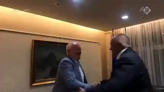 Timmermans is over de zeik omdat er 'plaatjes via AI van hem gemaakt zijn. Ze zijn fake. Ok Frans, Leg dit dan maar eens uit. Is dit ook fake?. Nee, dit is verdomd echt! #eenvandaag #PauwendeWit #vandaaginside #Wilders