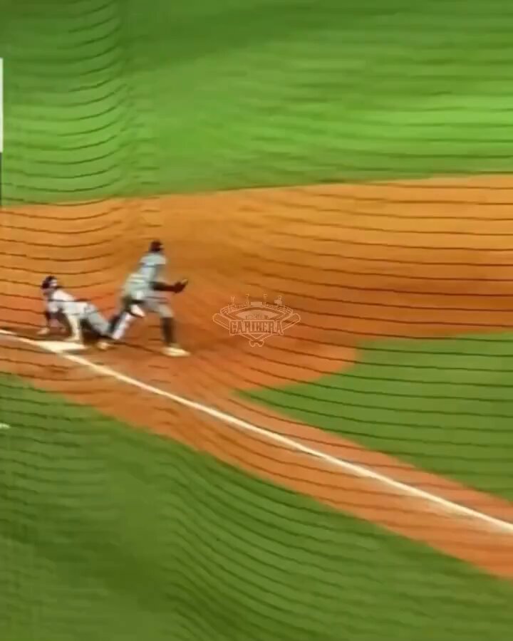 El jugador de caribes celebró el triple con el umpire JSJSJSJS noches mágicas de la LVBP.🇻🇪🚬
