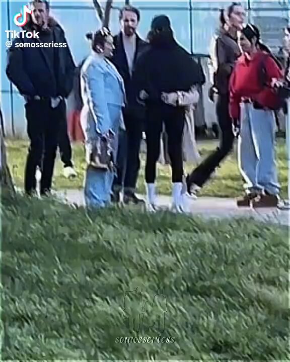 Samimiyet herkeste olmuyor işte Yıllar sonra bile setine onu görmeye geliyorrr🥹 Neyse İngilizce aksanı sizin için daha önemliydi...