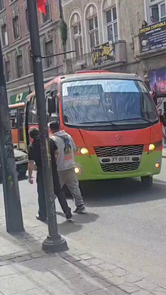 #VALPARAÍSO 🎥| Registran violenta reacción acción de conductor de un vehículo particular en contra de un microbus en calle Condell en el centro de Valparaíso.
