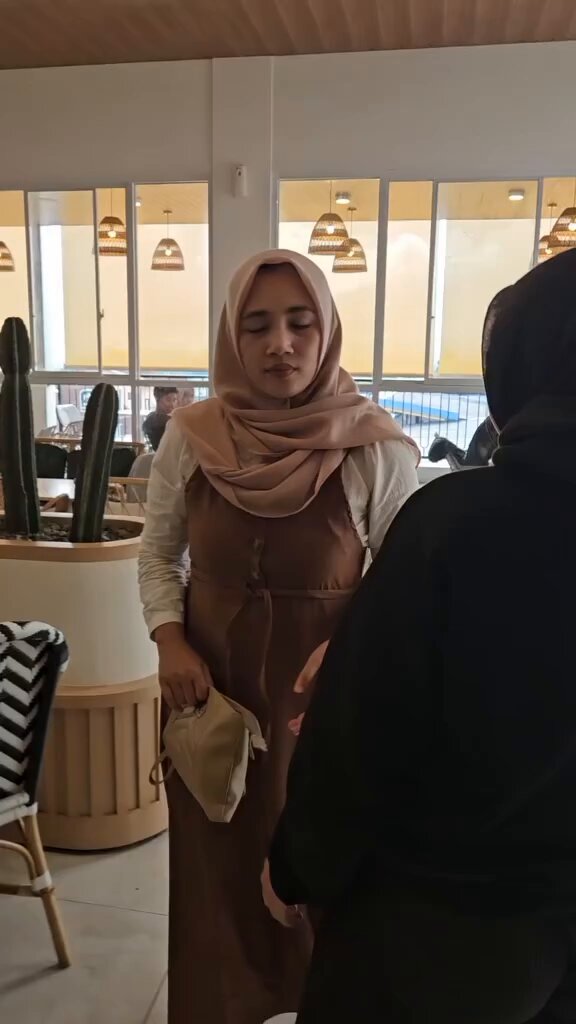 Guru di Wonosobo Kepergok Selingkuh Sama Suami Orang, Istri Sah; Kita Hancur Bareng! Seorang guru SD di Wonosobo Kepergok Selingkuh dengan suami orang di sebuah kafe Temu Kamu di Wonosobo pada minggu, (26/10/25). Terlihat saat kepergok mereka kemudian hendak pergi dari tempat itu sambil di hadang oleh istri sahnya "Sudah Punya suami, guru SD di Wonosari diduga selingkuh sama suami orang", ucap istri sahnya. "Aku Hancur, Kamu Hancur, Anak-Anak Hancur, Kita Hancur Bareng" tambahnya. Aksi itu kemudian menjadi tontonan pengunjung kafe lainya tak sedikit pula yang merekam kejadian. NB : notebook / Catatan Postingan ini sebagai pengingat kepada publik agar tetap setia dan menjaga pasangan dan selalu menjaga keutuhan rumah tangga serta kesadaran diri