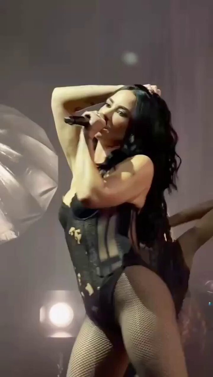 frequency foi uma das melhores perfomances da noite elevou o show total, mal posso esperar pra ver a demi assim na it’s not that deep tour de novo