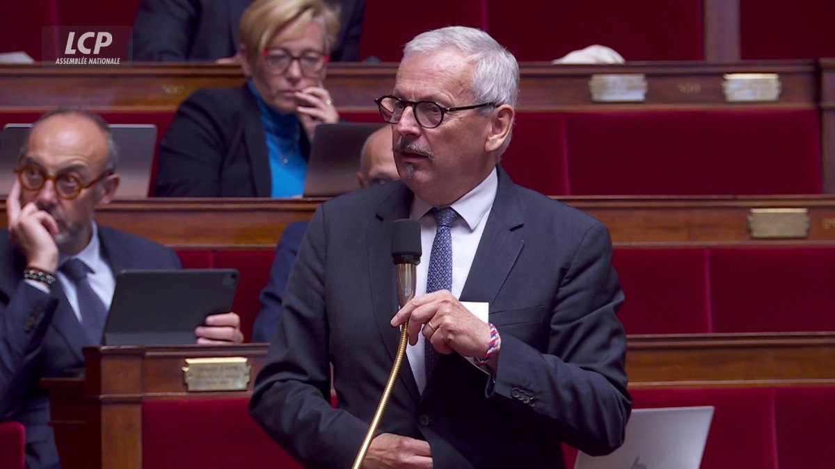 "Vous n'êtes pas obligé d'insulter 7 millions de Français. Vous venez de traiter 7 millions de Français de parasites", répond Jean-René Cazeneuve à Aurélien Le Coq. "Je vais vous expliquer ce qu'est un actionnaire. Vous pouvez être actionnaire à partir de 10, 20, 30 euros". #DirectAN